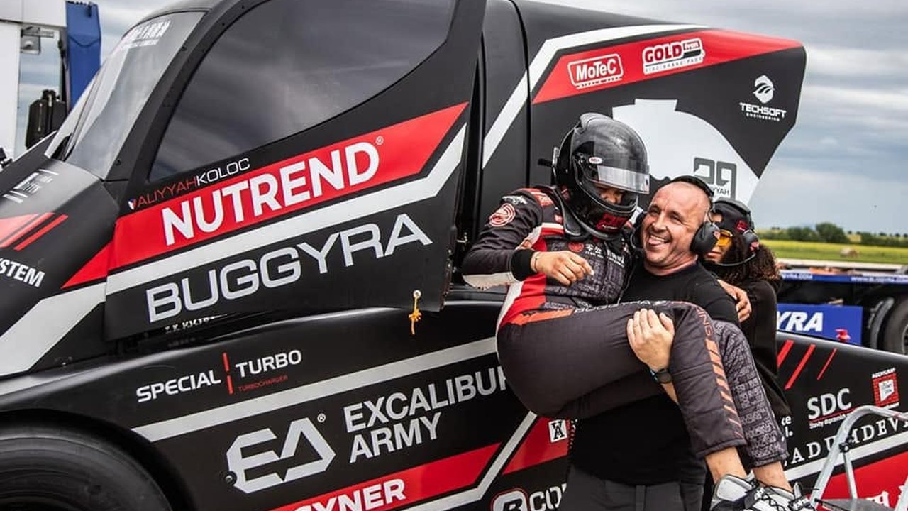 Buggyra Racing Team am Renn-Truck mit SPECIAL TURBO Logo