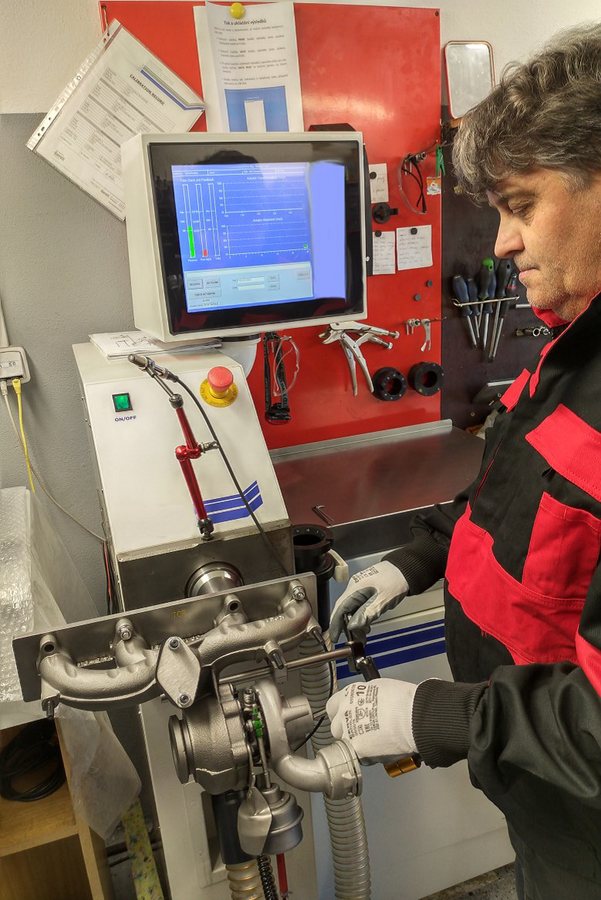 SPECIAL TURBO Techniker beim Prüfen eines Turboladers
