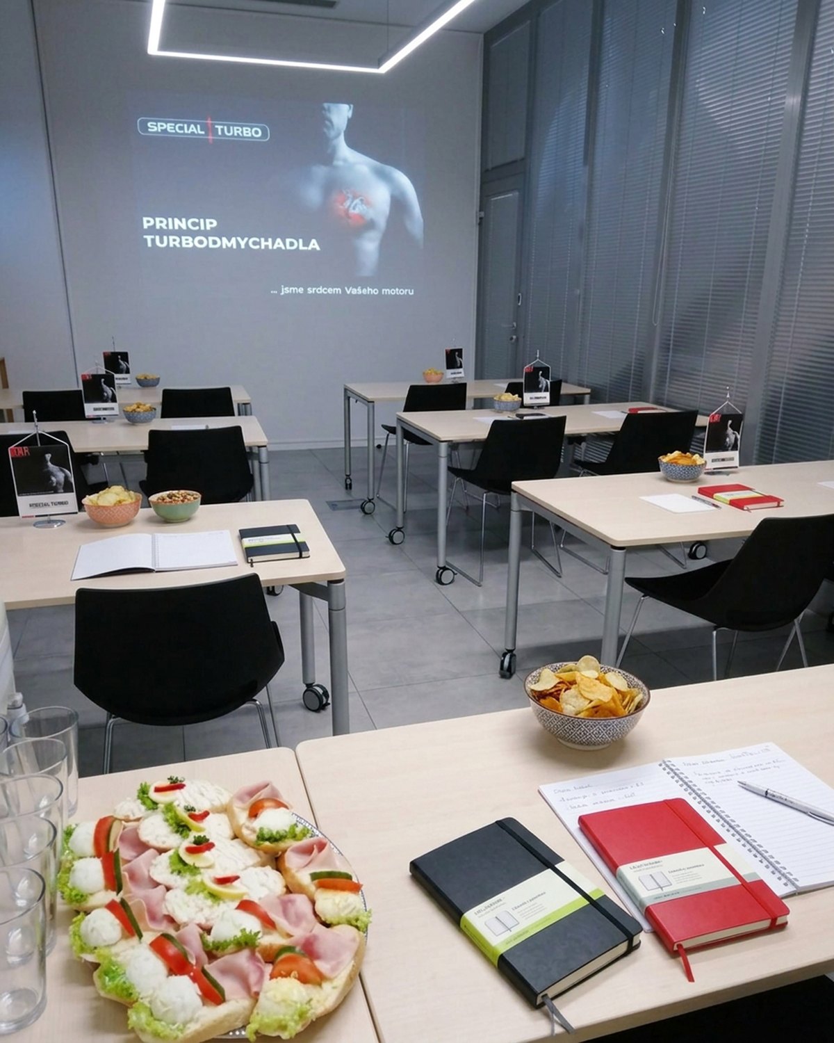 Schulungsraum von SPECIAL TURBO mit Präsentation zur Funktionsweise des Turboladers