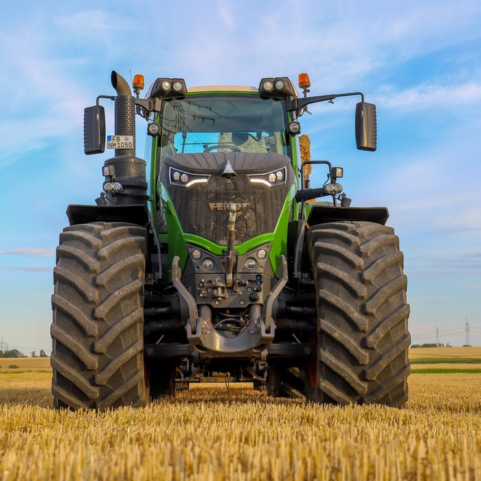 Landwirtschaftlicher Traktor auf dem Feld